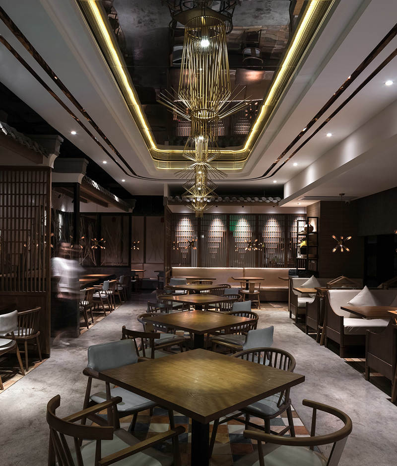 空间布局依循民居的"下山虎"和"四点金"概念,分为前厅,天井,后厅,并